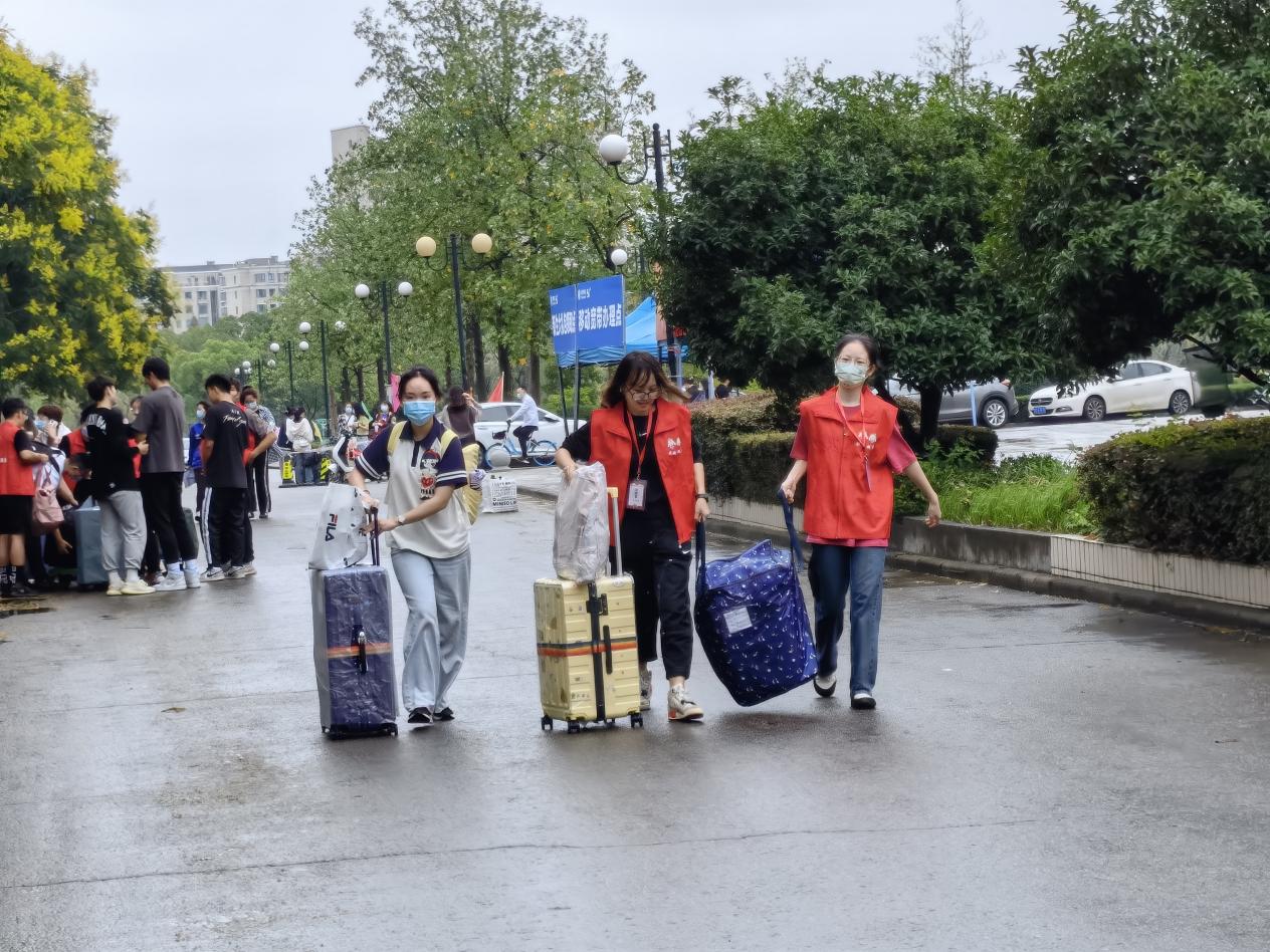 电子娱乐城
志愿者帮新生搬运行李