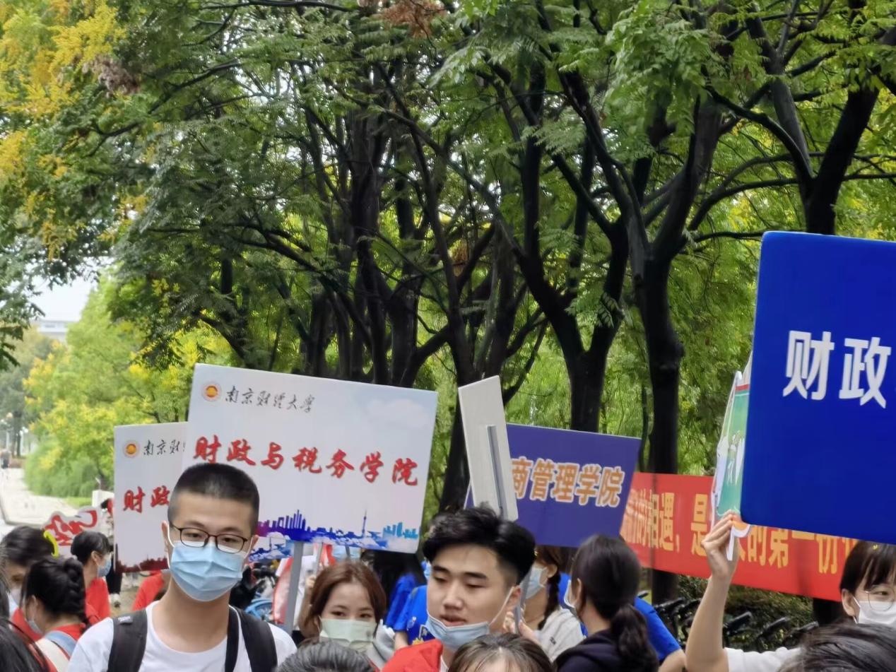 电子娱乐城
志愿者迎接新生