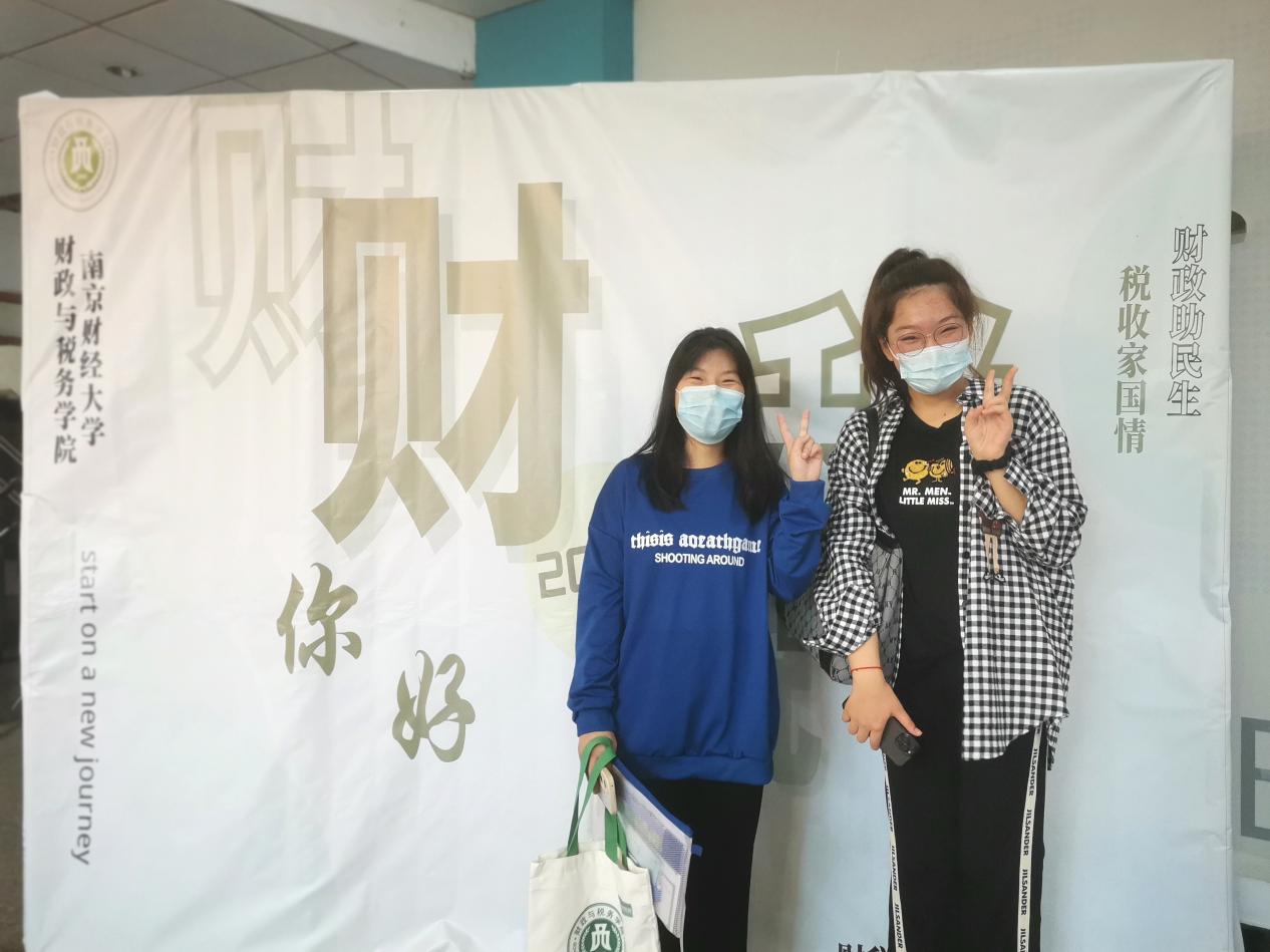 电子娱乐城
新生拿到礼物后合影